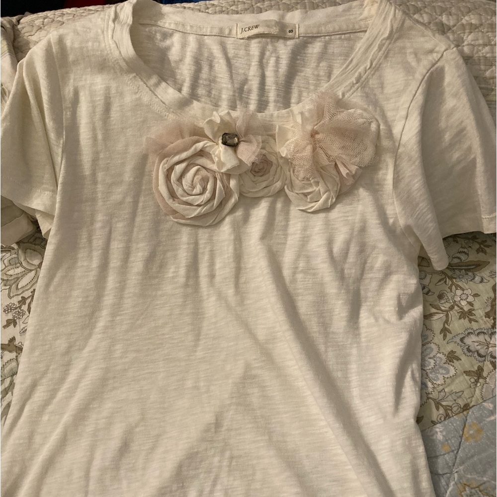 SzS j. Crew 100 💯 cotton cream rosette tee
